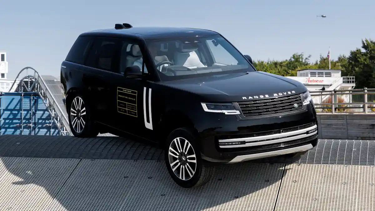 First drive: Is the Range Rover Electric the ultimate luxury car? | Carwow