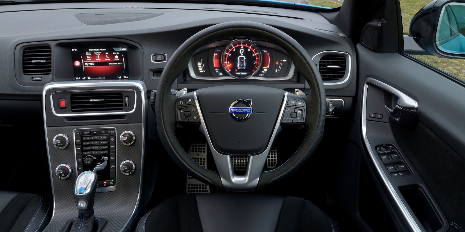 Volvo V60 (2013-2017) interior and infotainment | carwow Volvo V60 (2013-2017) interior and infotainment | carwow