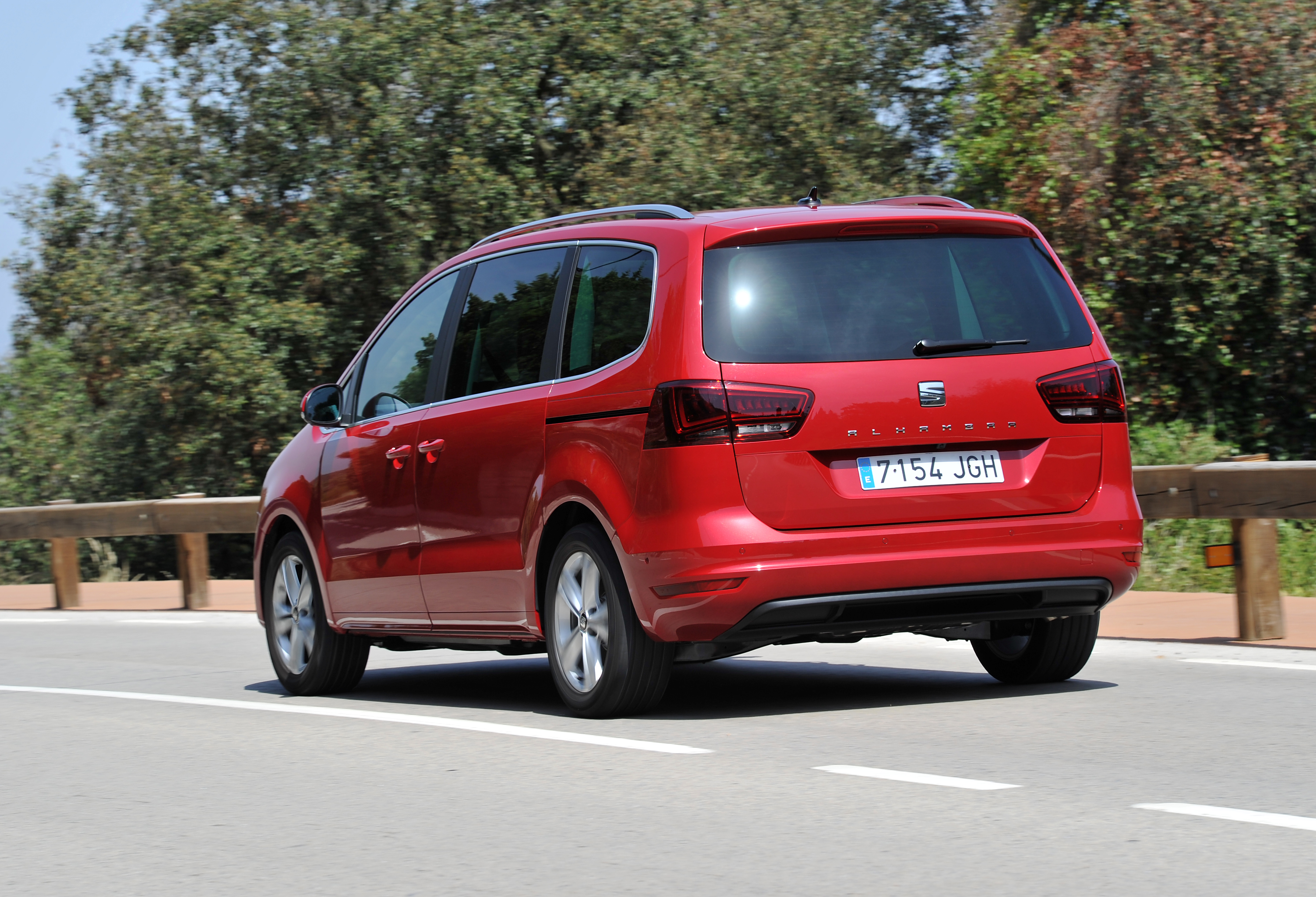 SEAT Alhambra Review carwow