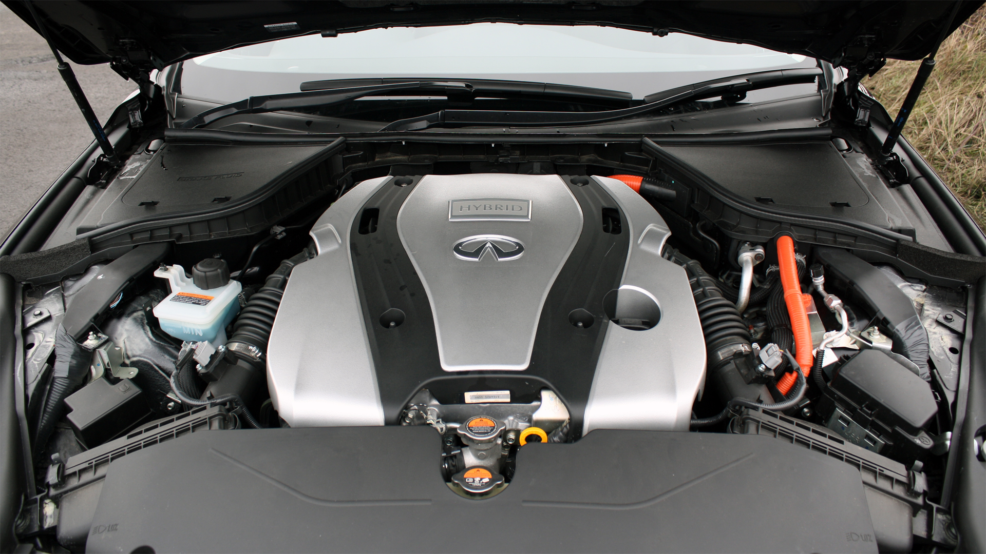 2015 Infiniti Q50 Hybrid test does it work on UK roads? carwow