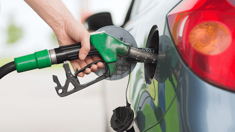L’imposta sul carburante è stata ridotta di 5 pence al litro in tutto il Regno Unito